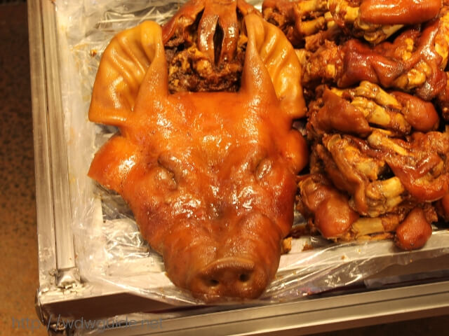 韓国済州島の東門在来市場で売られていた豚の顔