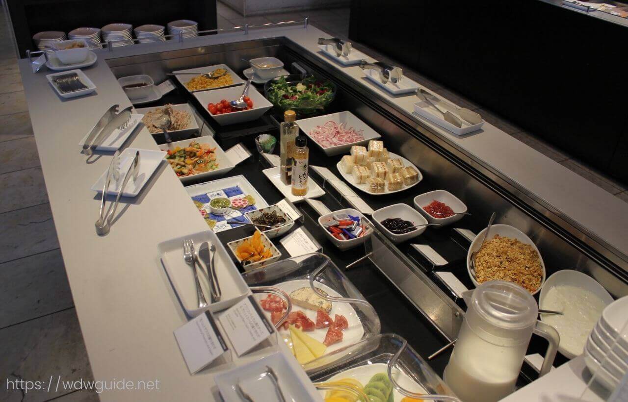 成田空港第一ターミナルのANA ファーストクラス用のSUITEラウンジの食事カウンター