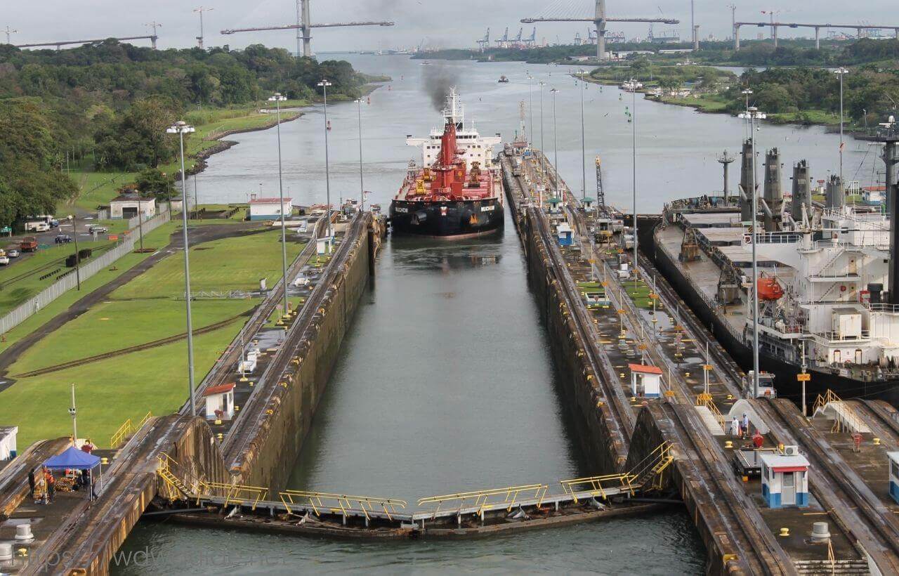クルーズ船から見たパナマ運河