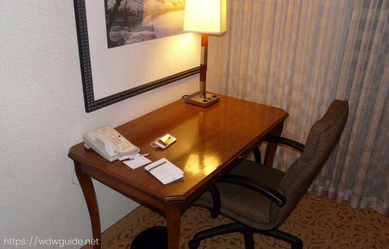 ワシントン・ダレス・エアポート・マリオットの客室の椅子