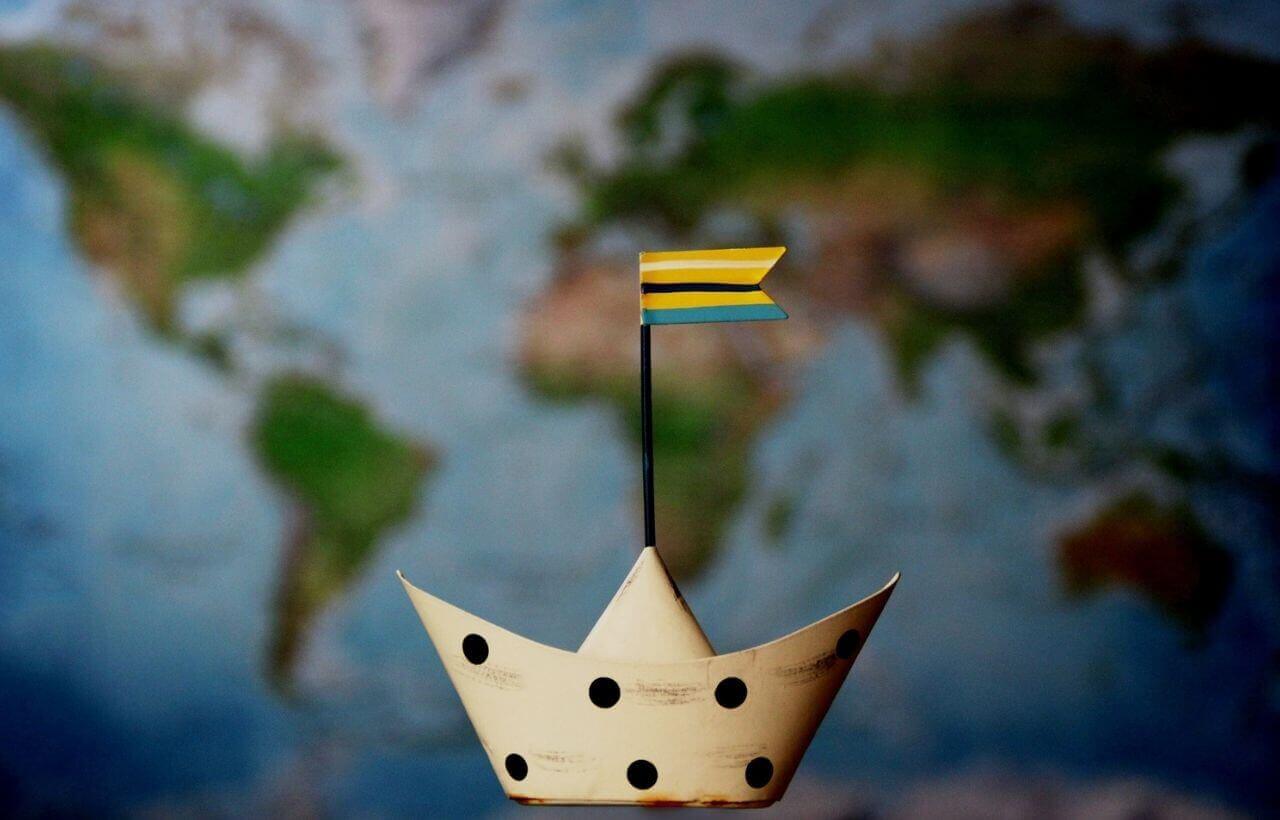 世界地図と船