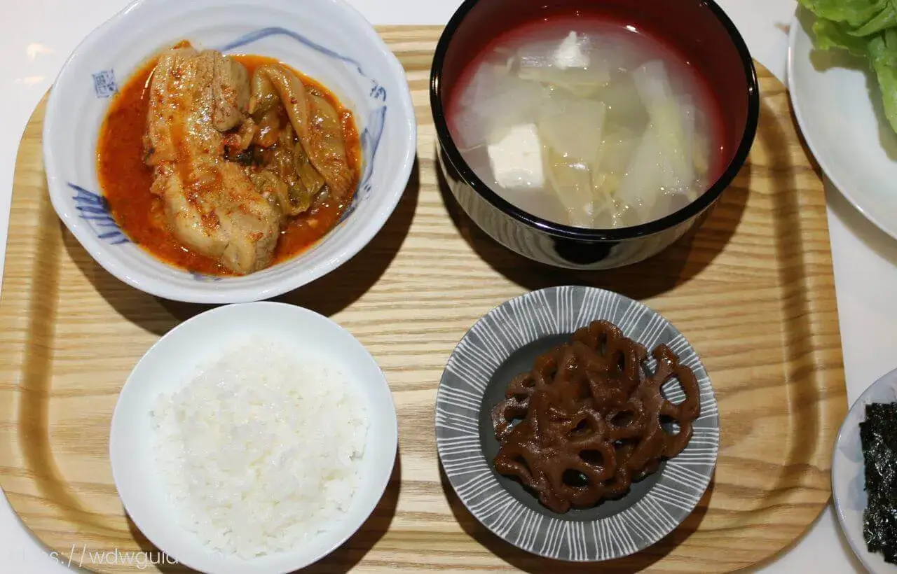 ポークキムチチムに、ヨングンチョリム（韓国レンコンきんぴら）、ポラック(干し鱈）スープ
