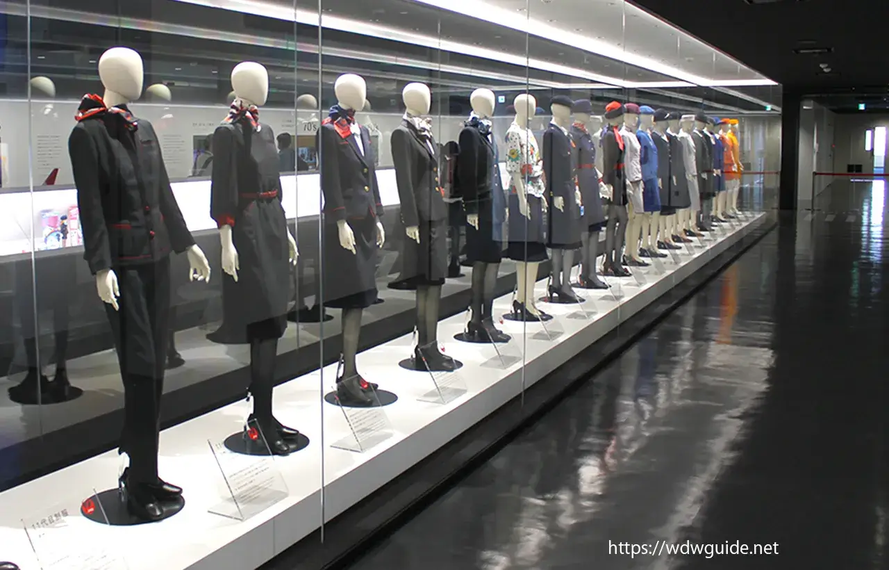 JAL工場見学SKY MUSEUMのアーカイブズゾーンの歴代制服