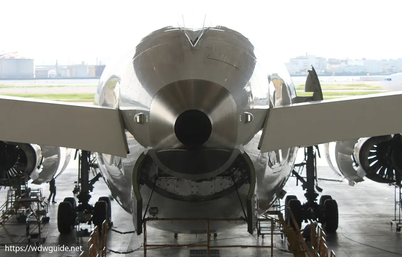 JALのM2格納庫の整備中飛行機