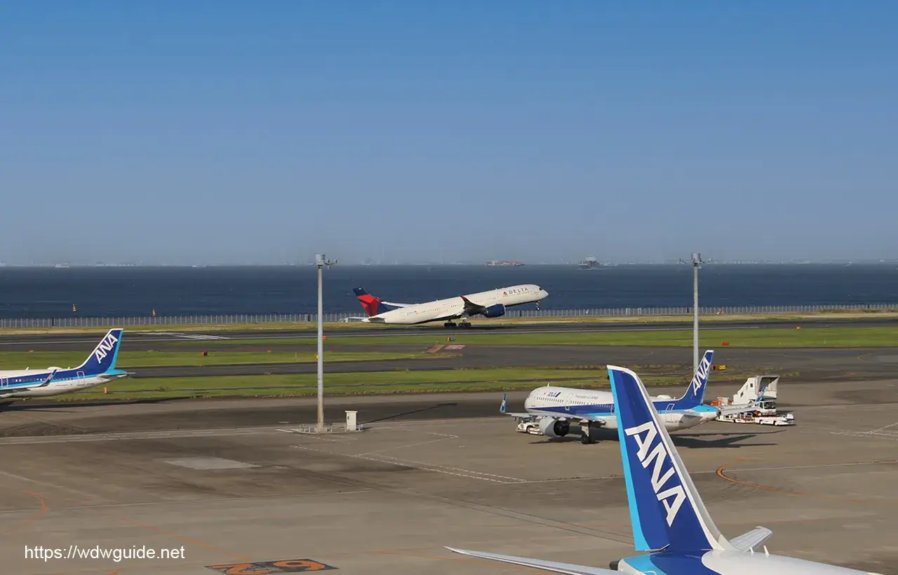 羽田空港第二ターミナル屋外展望デッキ（南側）から見たデルタ航空