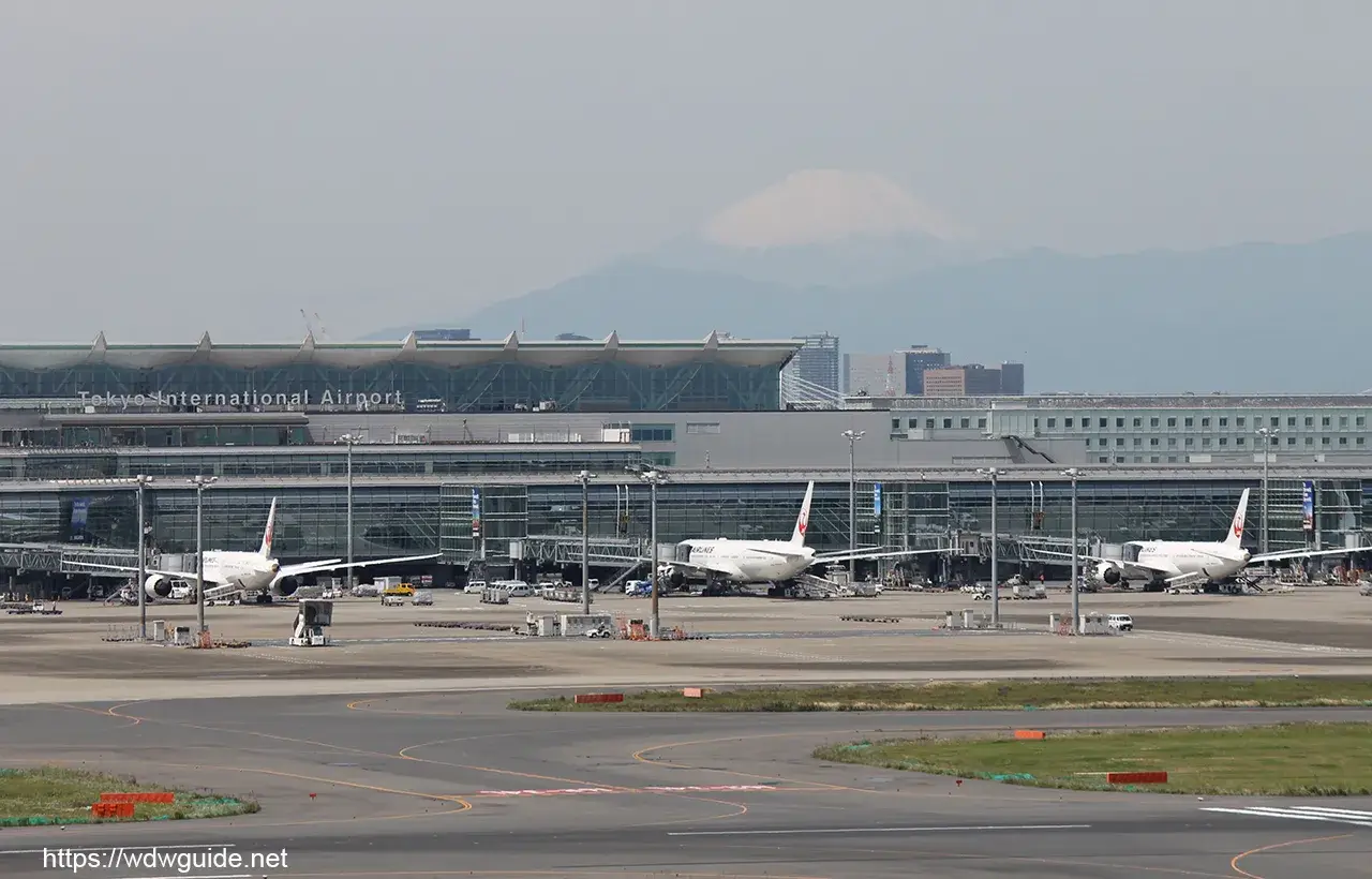 羽田空港第一ターミナル展望デッキ（北側）から見た富士山