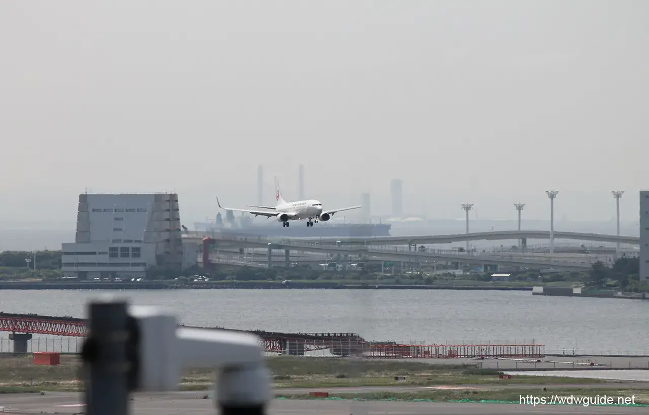 羽田空港第一ターミナルの屋上展望デッキから見た着陸する機体