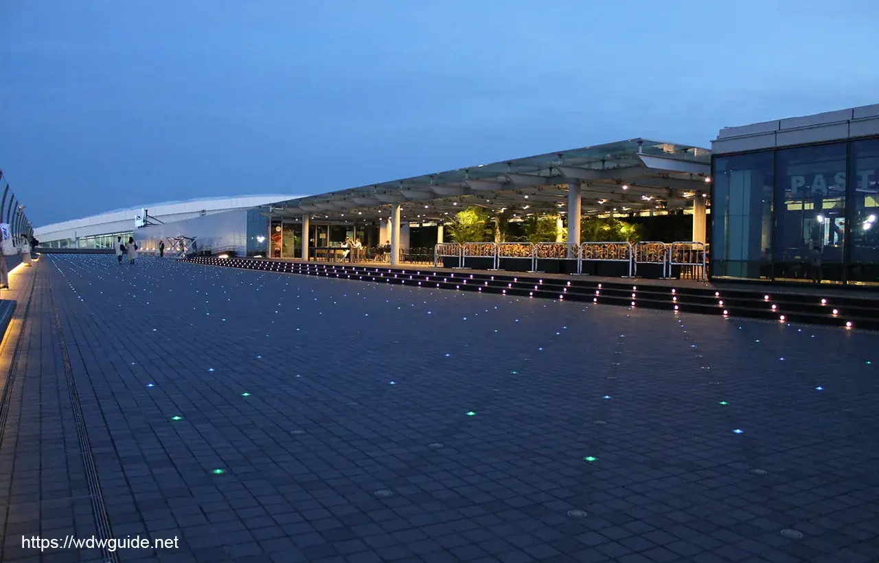 羽田空港第二ターミナル屋外展望デッキの夜景