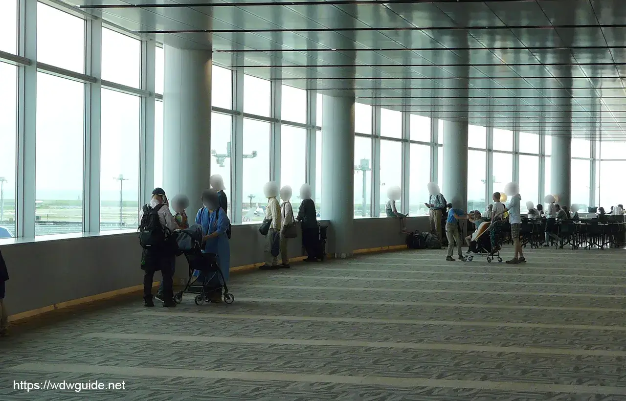 羽田空港第二ターミナル5階屋内展望フロアの様子