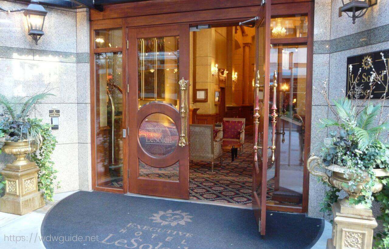 バンクーバーのホテル ル・ソレイユのエントランス