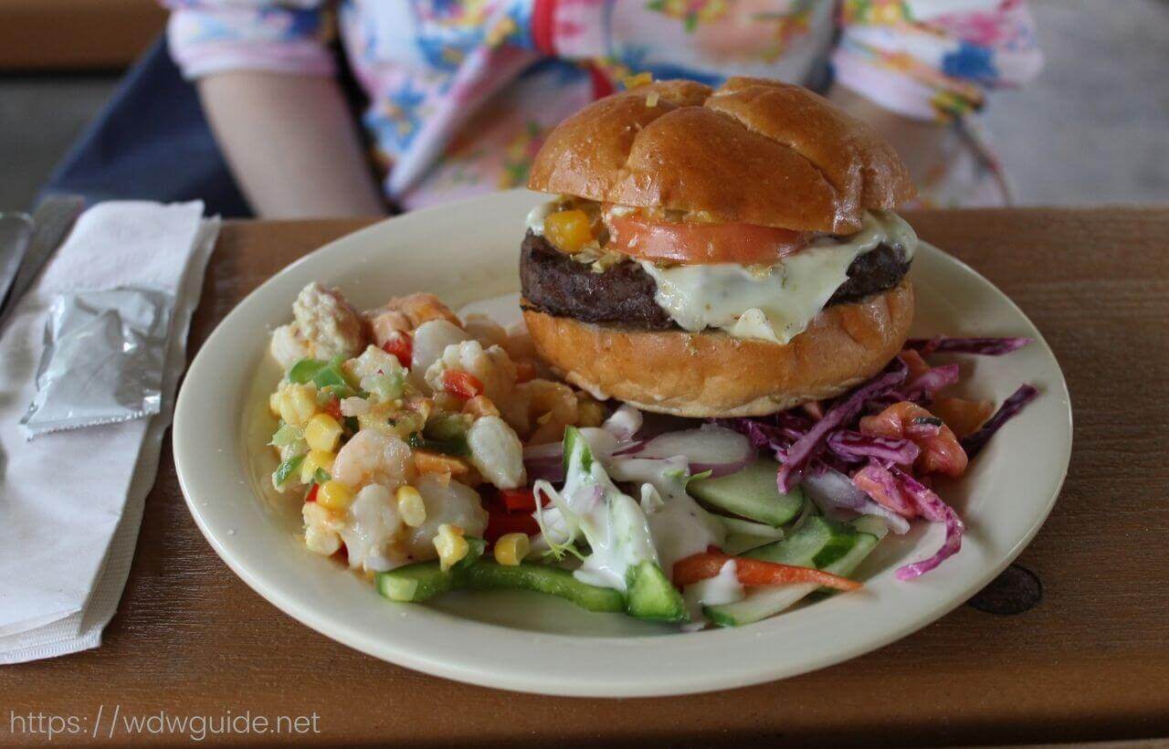 ハーフムーンケイのランチのハンバーガー