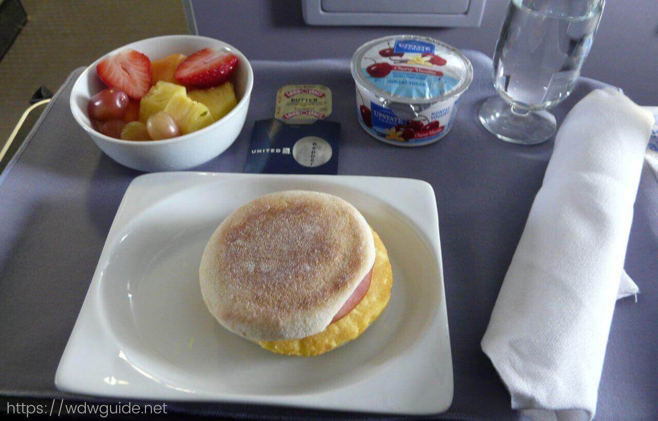ユナイテッド航空のファーストクラスの朝食