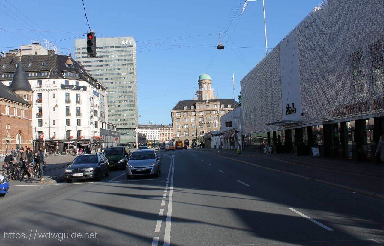 コペンハーゲン中央駅の前の道路