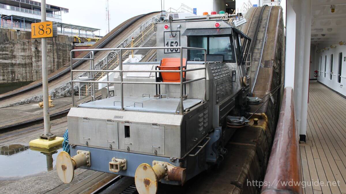 パナマ運河で船を牽引する専用の電気機関車