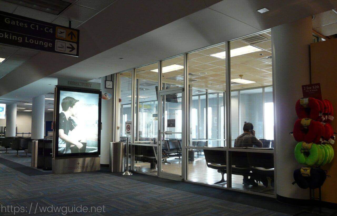ワシントンダレス国際空港（IAD）のコンコースCの喫煙所