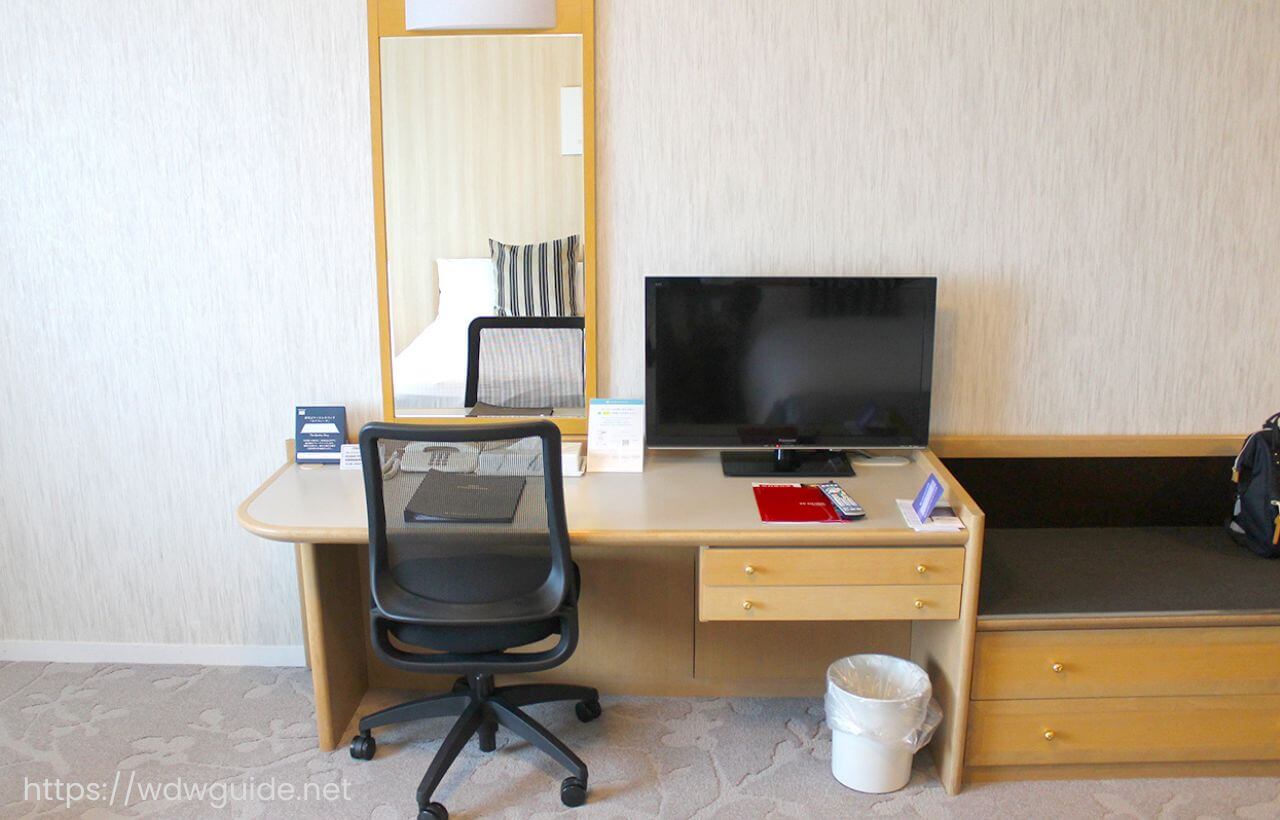 ホテル日航成田の客室のデスクとテレビ