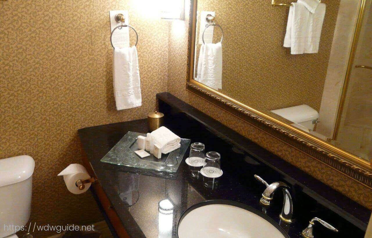 バンクーバーのホテル ル・ソレイユの客室の洗面台