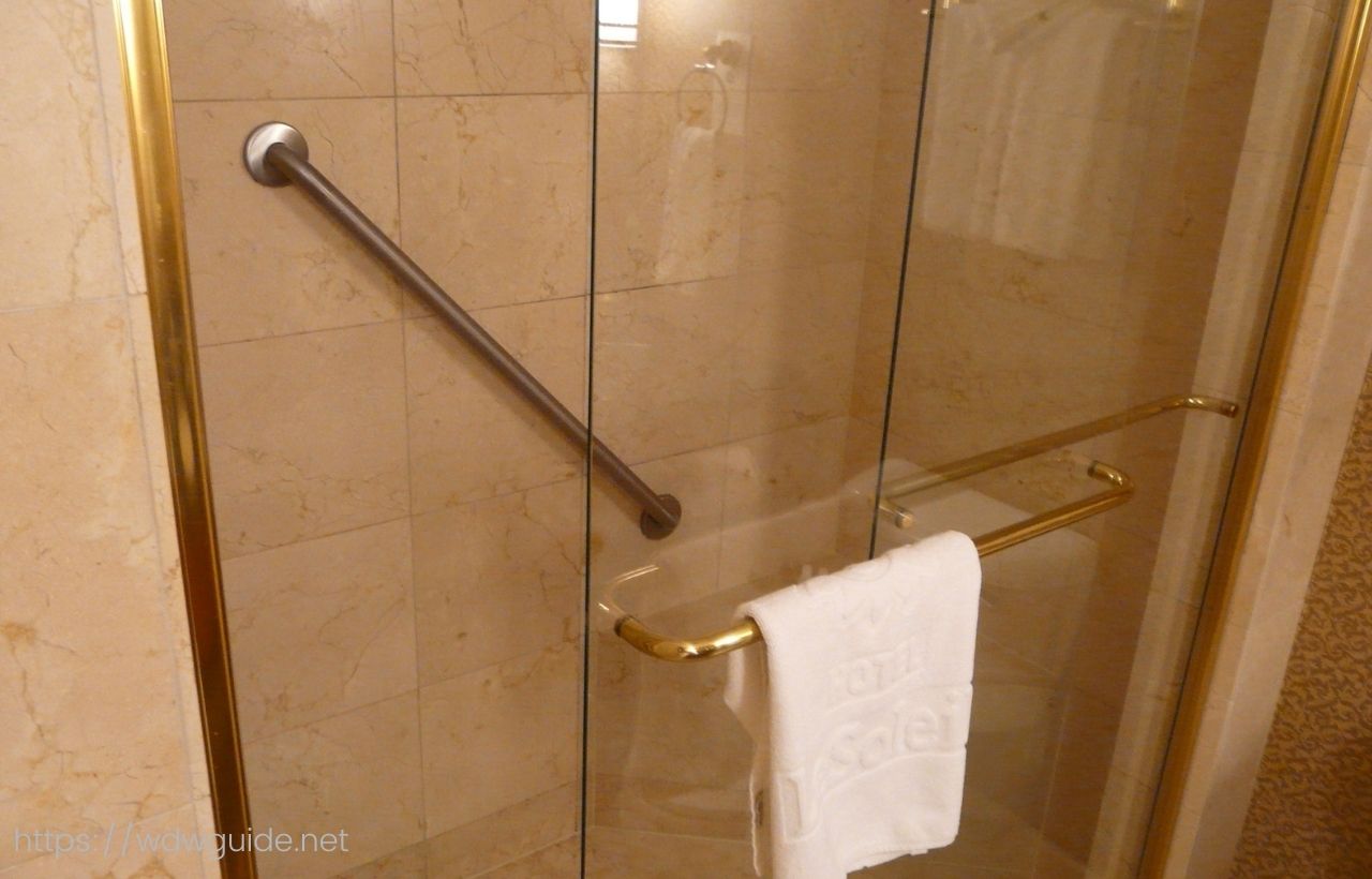 バンクーバーのホテル ル・ソレイユの客室のシャワールーム