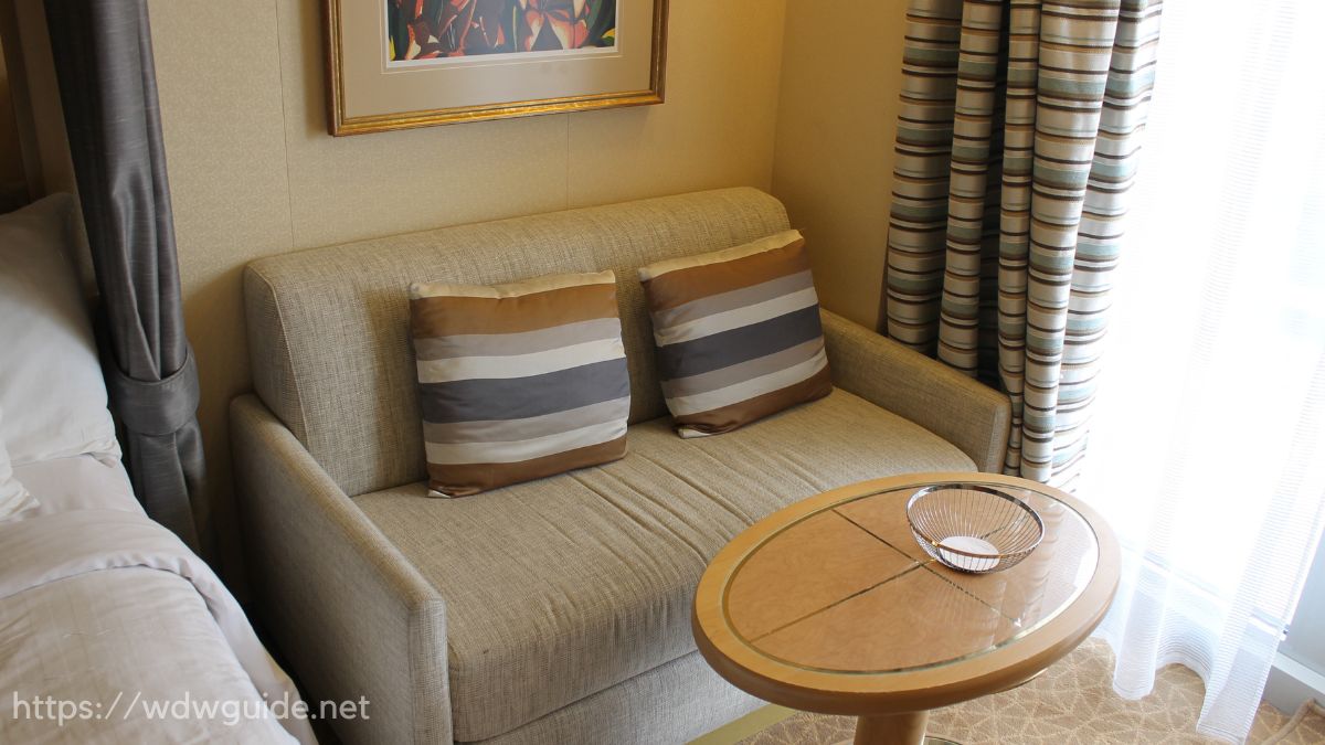 ホーランドアメリカラインのウエステルダムの客室のソファー