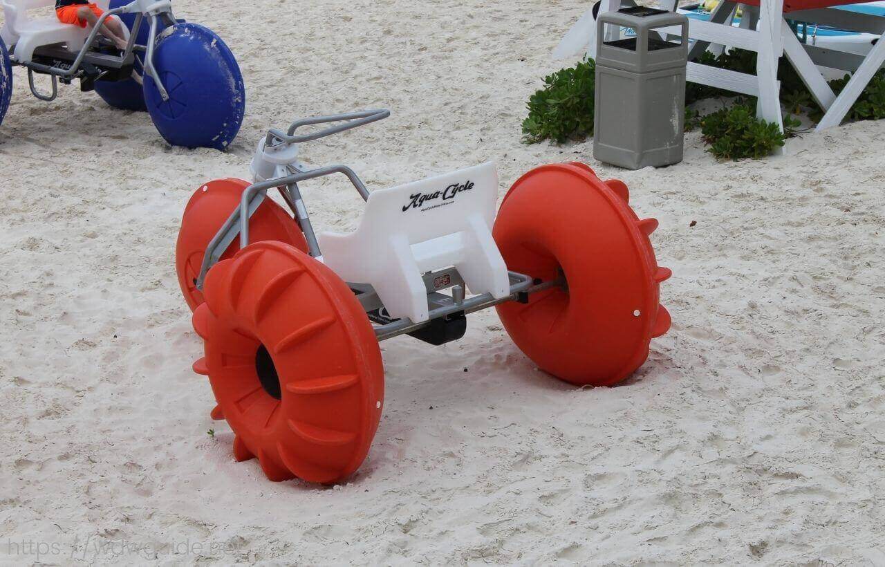 ハーフムーンケイのビーチにあった三輪車
