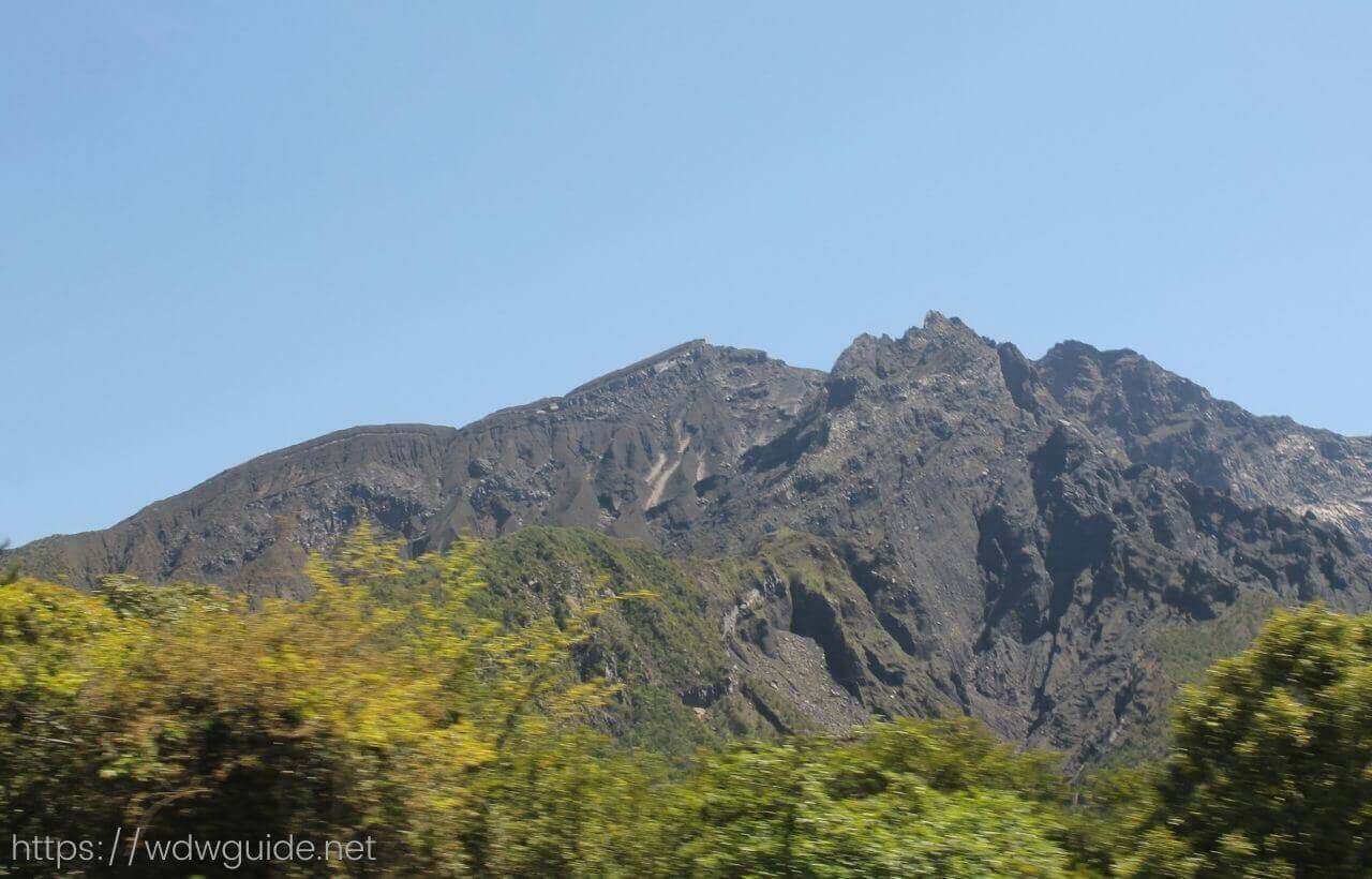 サクラジマアイランドビューバス車内から見た桜島の山肌