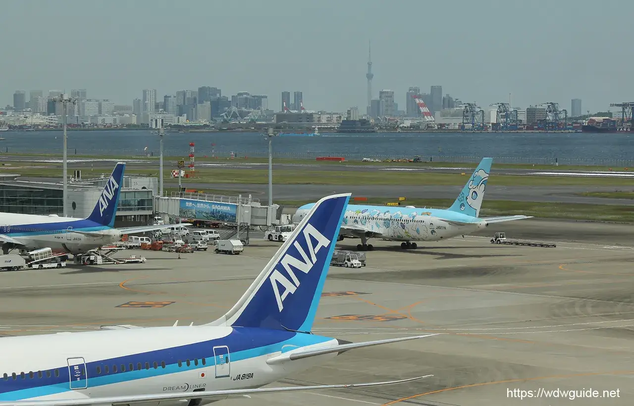 羽田空港第二ターミナル屋外展望デッキから見た東京スカイツリー