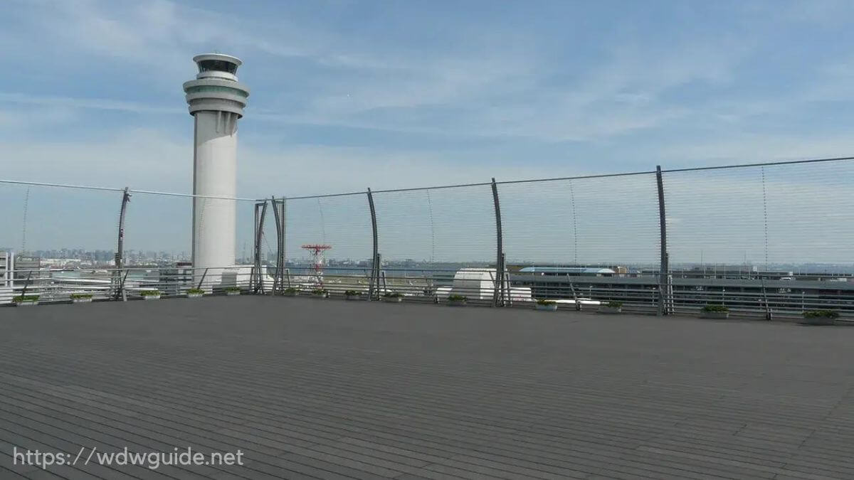 羽田空港第一ターミナルの屋上展望デッキと管制塔