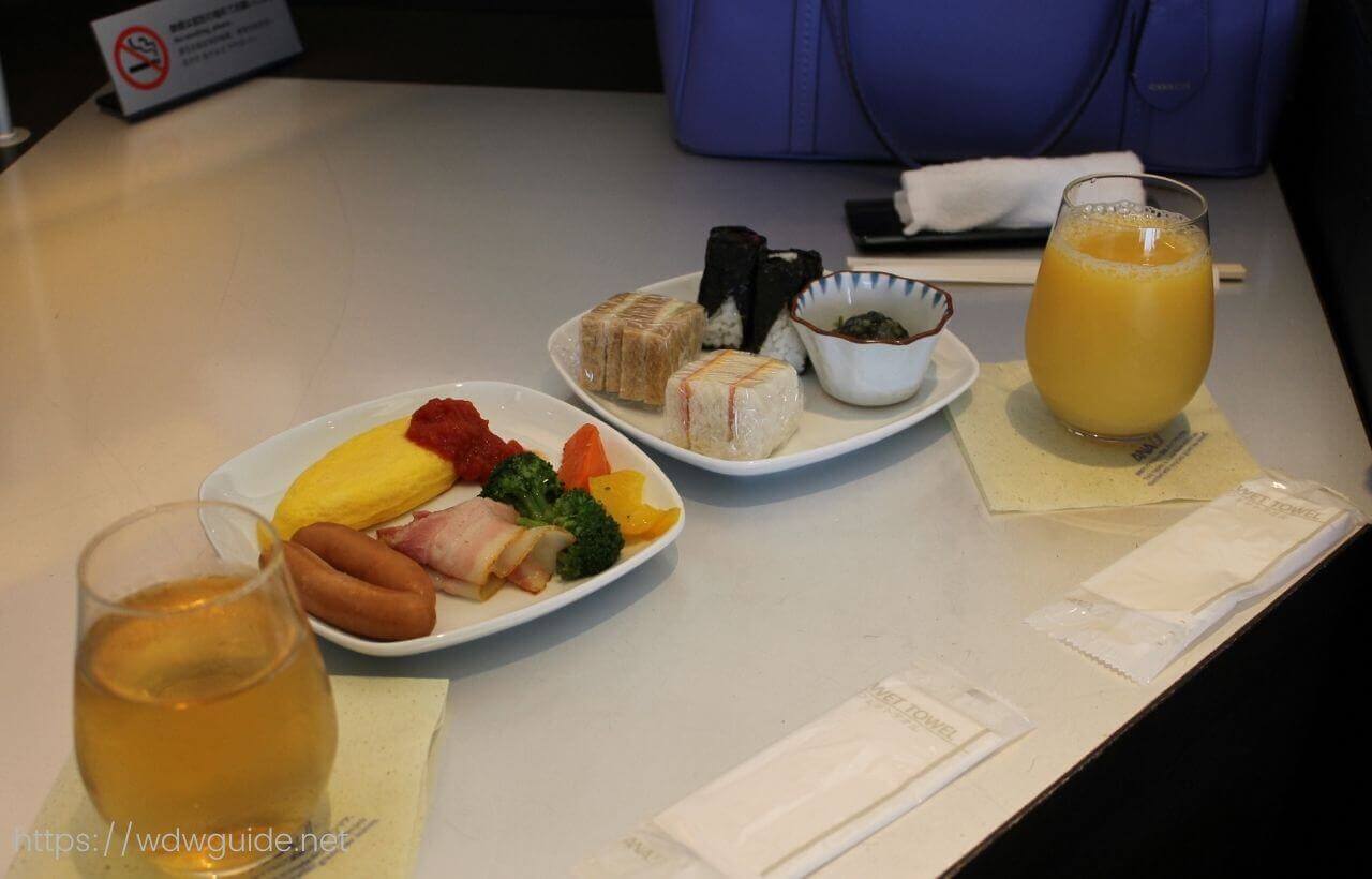 成田空港第一ターミナルのANAファーストクラス用のSUITEラウンジでの朝食