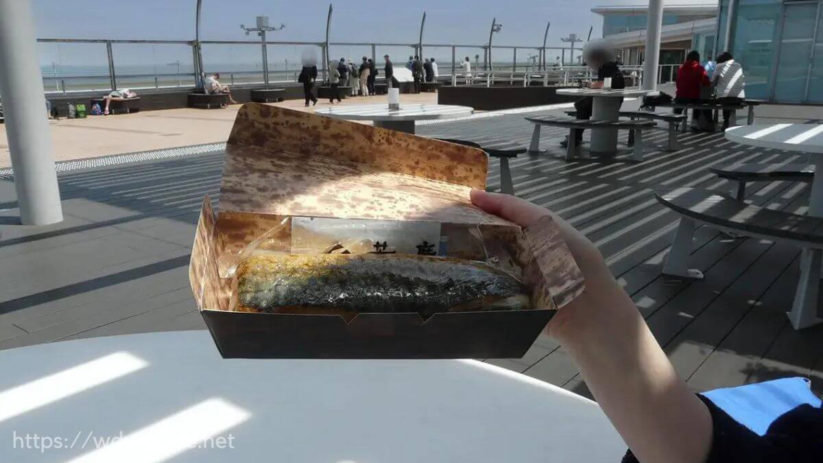 羽田空港第二ターミナル屋外展望デッキで食べた鯖寿司