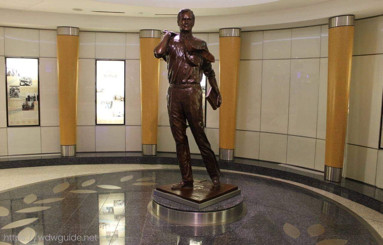ヒューストン･ジョージ･ブッシュ･インターナショナル国際空港(IAH)のパパブッシュの銅像