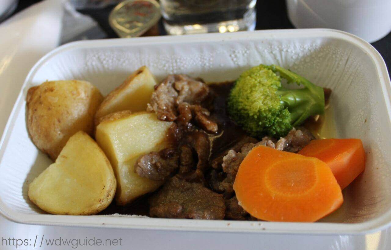 スカンジナビア航空(SAS)　プレミアムエコノミーの機内食のメイン料理のビーフ