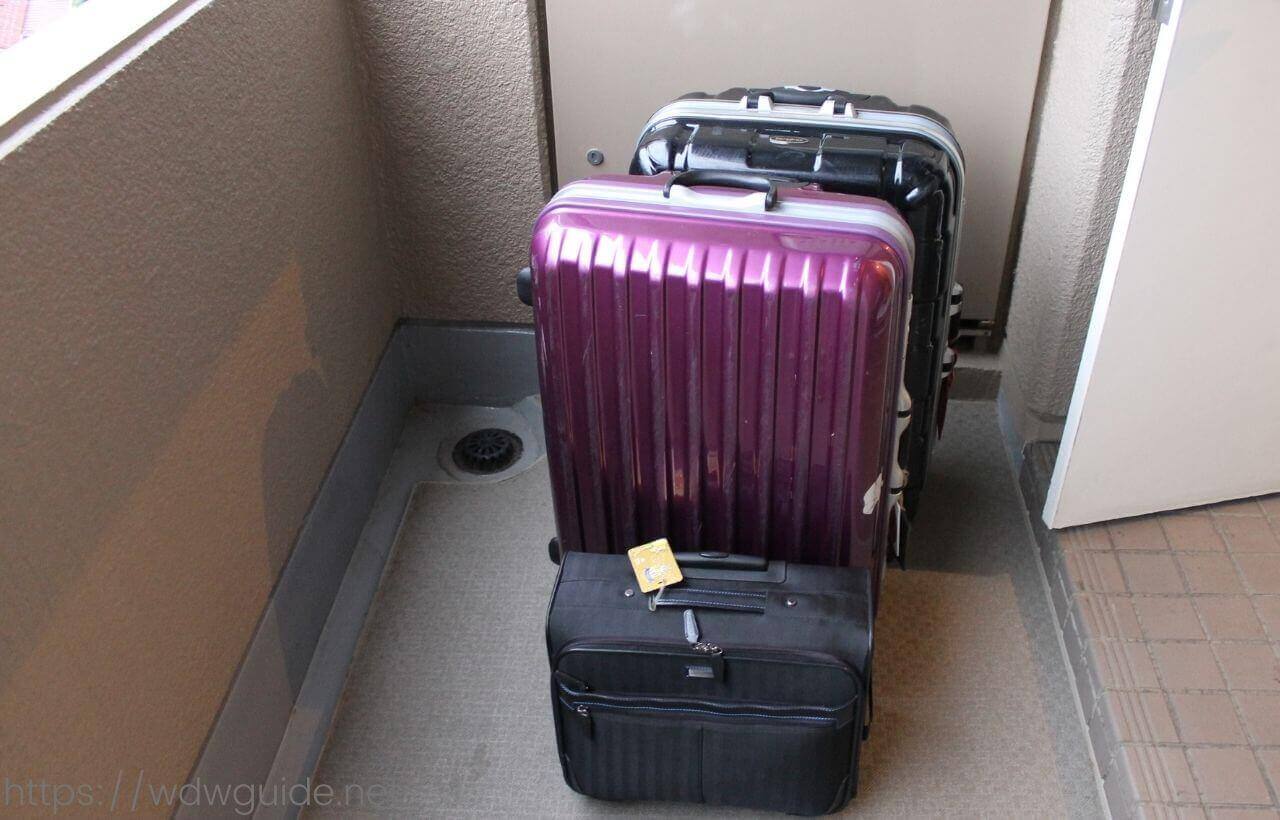 玄関先に置かれたスーツケース
