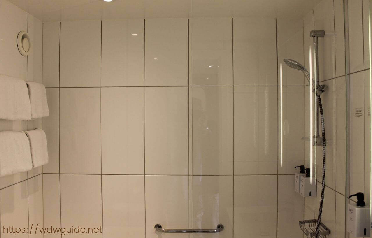 スカンディック コペンハーゲンの客室のシャワーブース