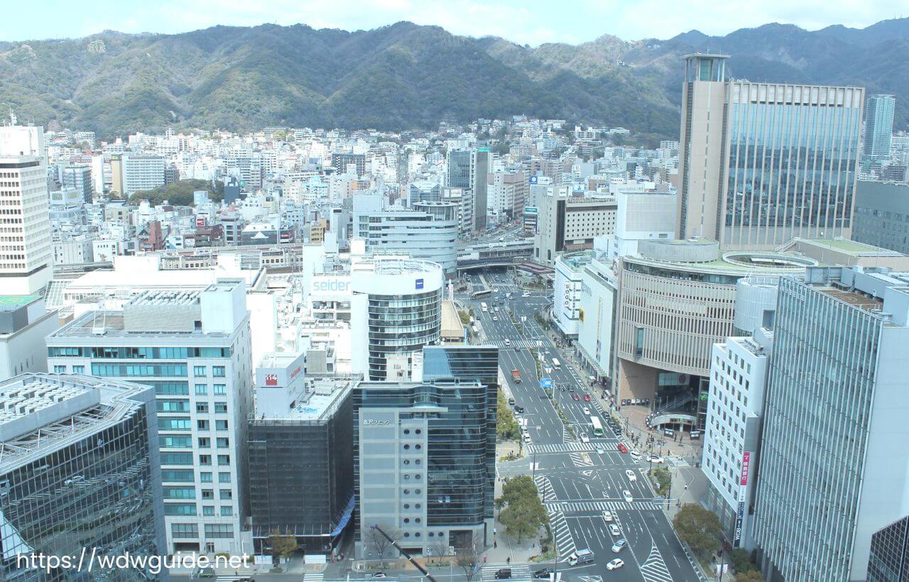 神戸市役所展望ロビーから眺める三宮から北野の街並みや六甲山系の山並み