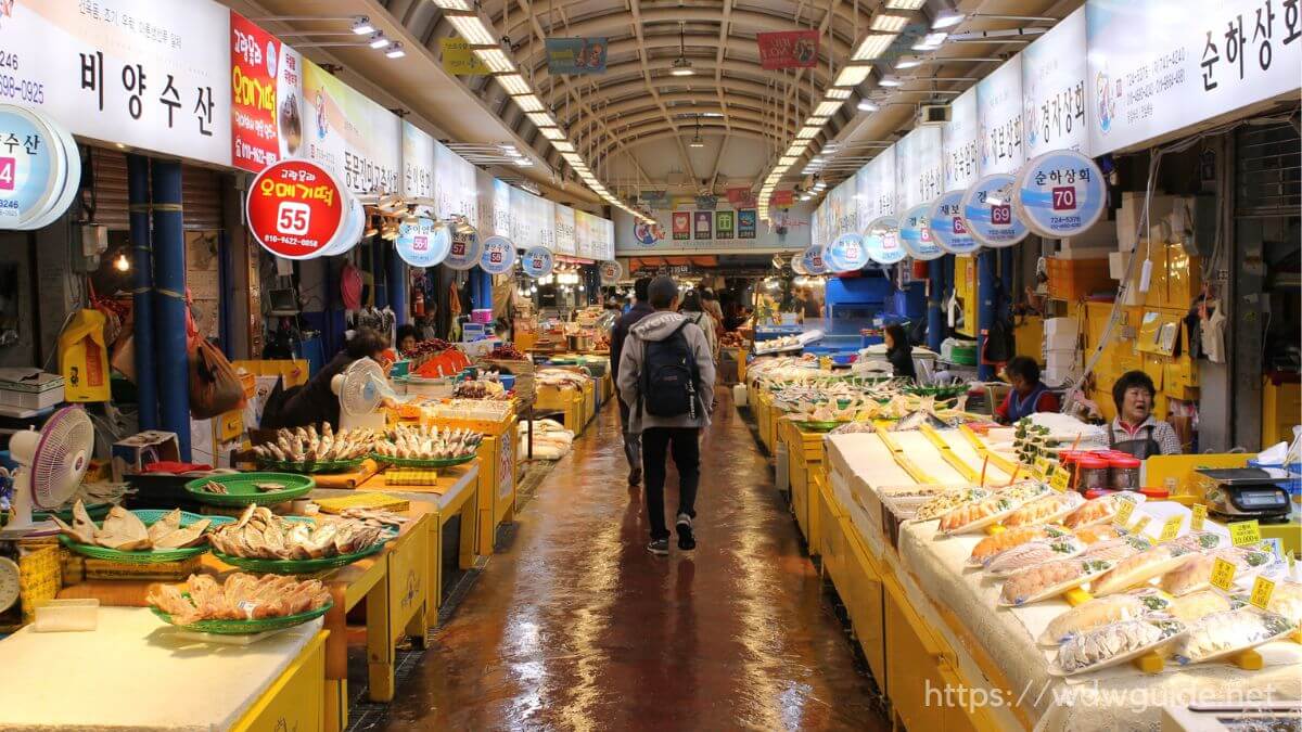 韓国済州島の東門在来市場の魚屋さん