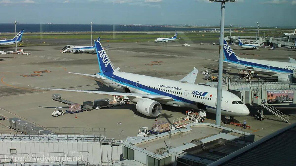 羽田空港第二ターミナル5階屋内展望フロアから見た駐機場