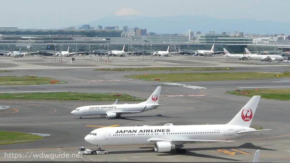 羽田空港第一ターミナルの屋上展望デッキから見た富士山