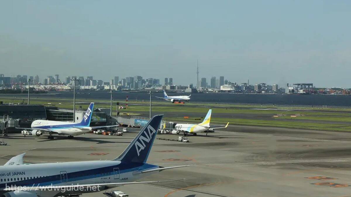 羽田空港第二ターミナル5階屋内展望フロアから見た東京都心