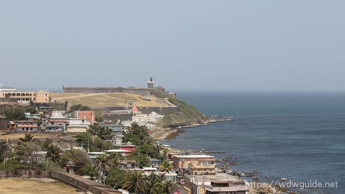 カリブ海の先に見えるサン・フェリペ・デル・モロ（エルモロ）要塞