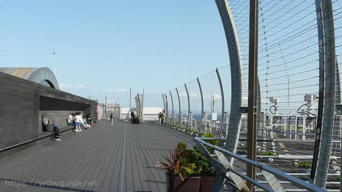 羽田空港第一ターミナルの屋上展望デッキのベンチ