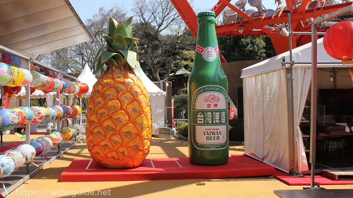 パイナップルと台湾ビールの巨大なオブジェ