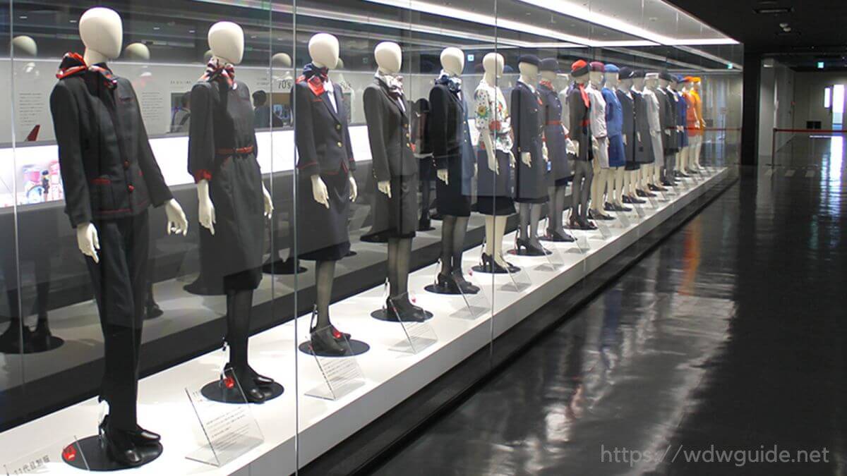 JAL工場見学SKY MUSEUMのアーカイブズゾーンの歴代制服