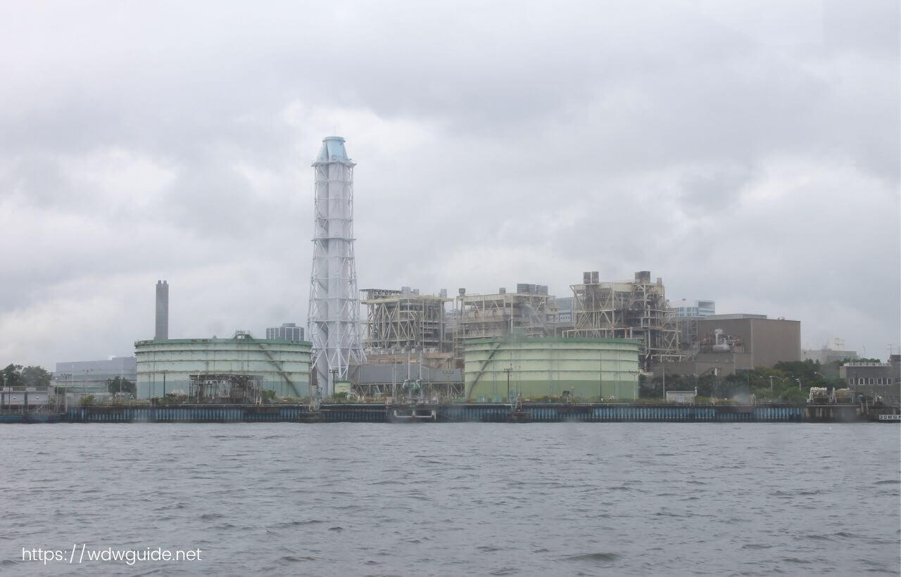 東京みなと丸から見た大井火力発電所