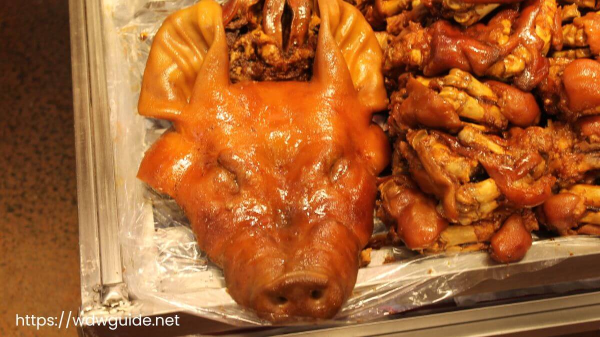 韓国済州島の東門在来市場で売られていた豚の顔