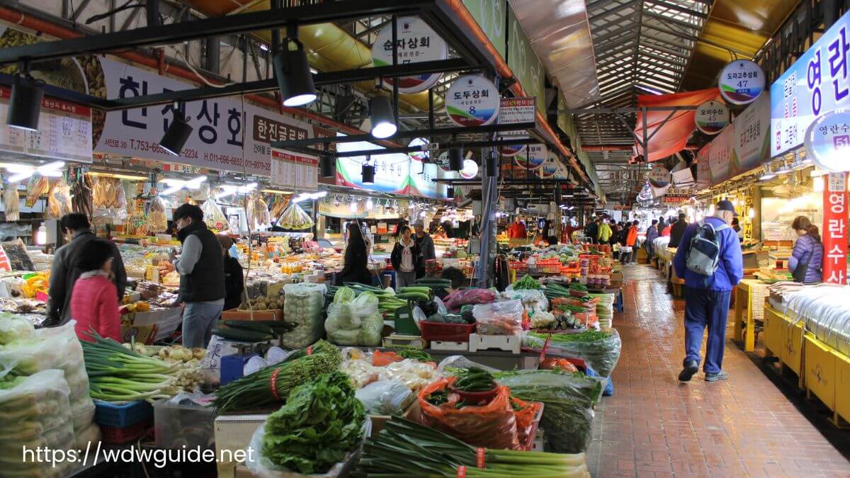 韓国済州島の東門在来市場の野菜など