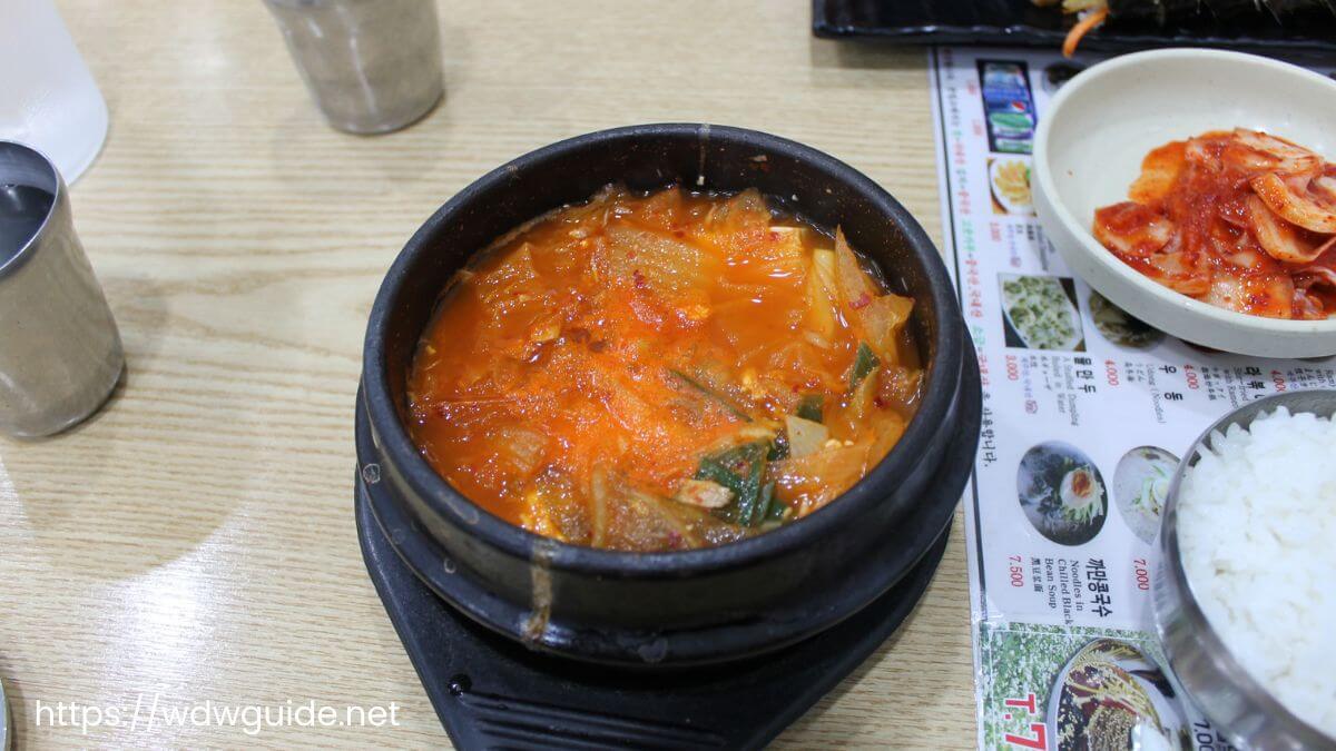 韓国済州島の中央地下商店街で食べたマグロチゲ