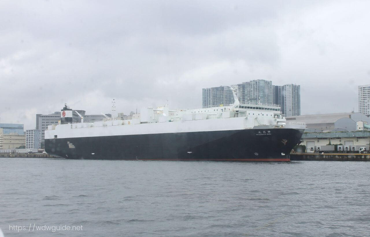 東京みなと丸から見た品川ふ頭とRORO船