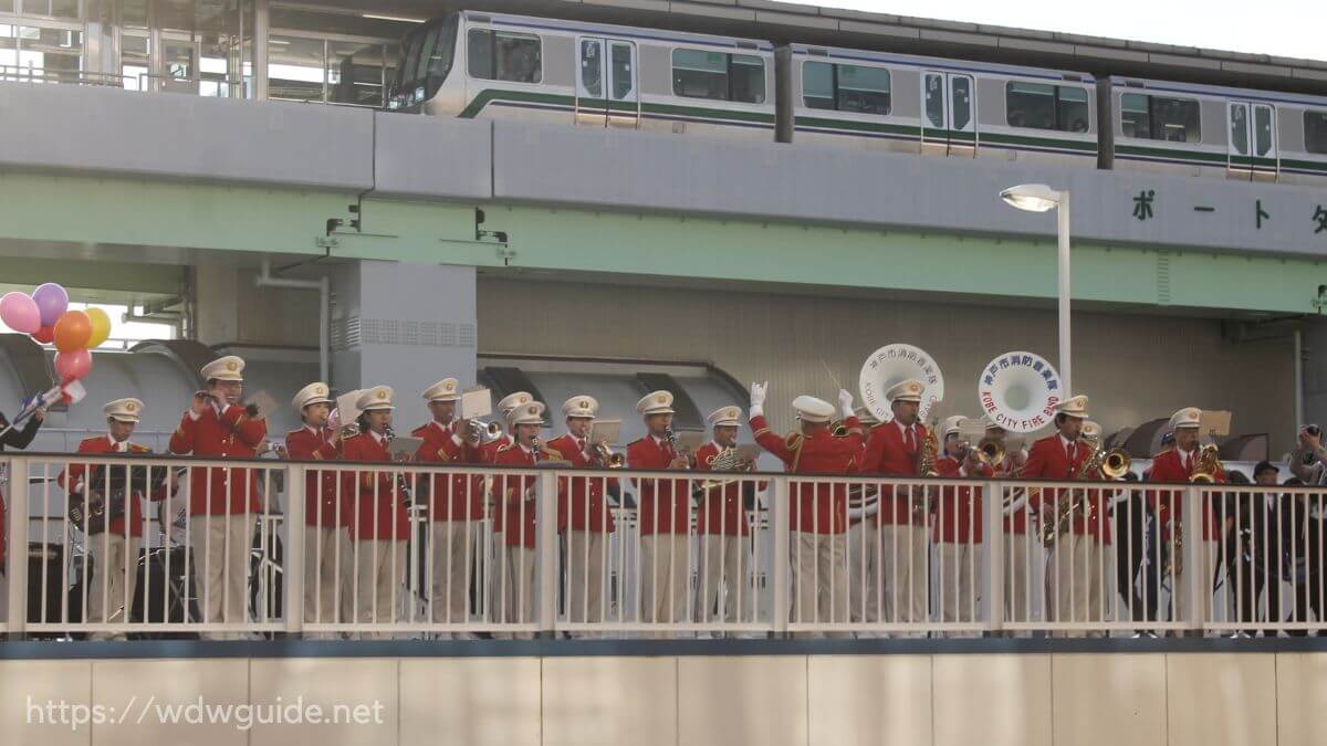 神戸港での消防音楽隊による歓迎演奏