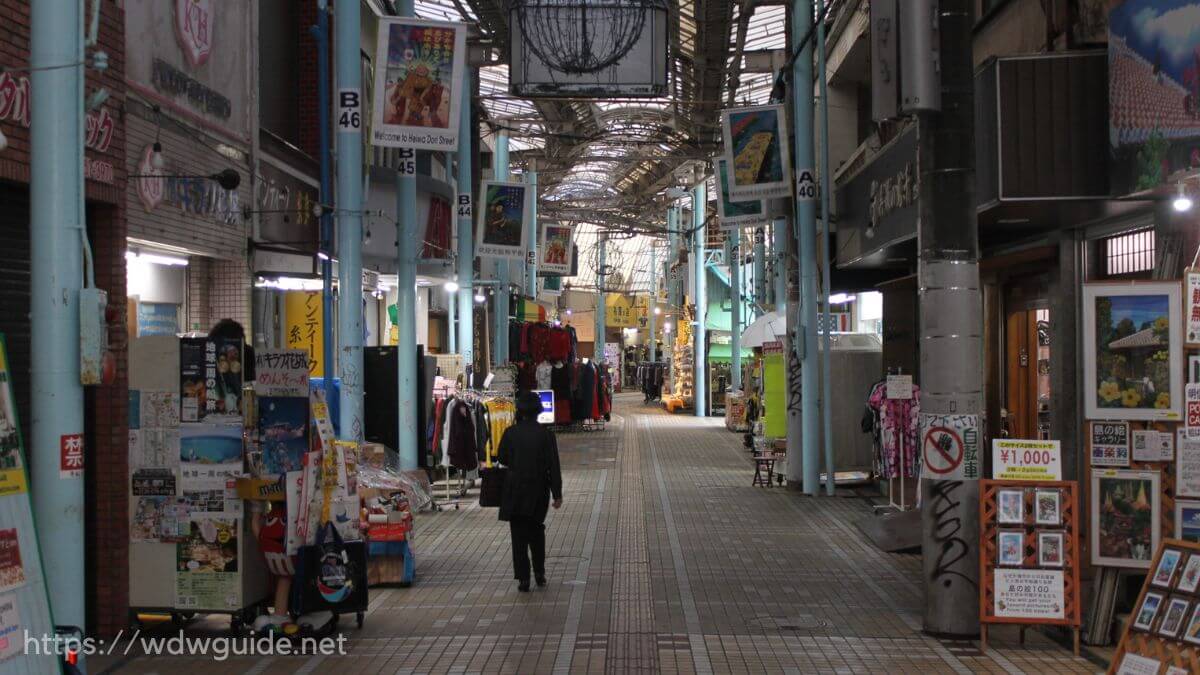 沖縄那覇の平和通り商店街のアーケード街