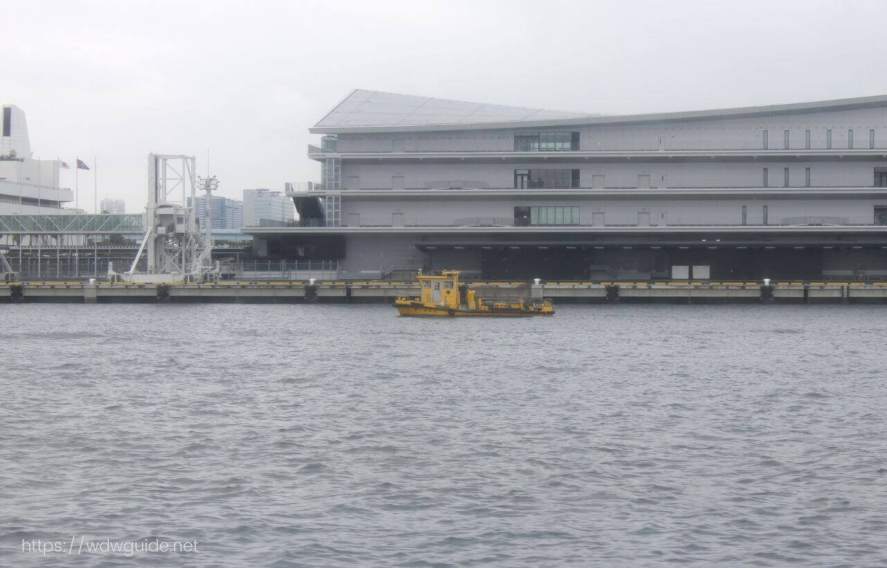 東京みなと丸から見た東京湾の清掃船
